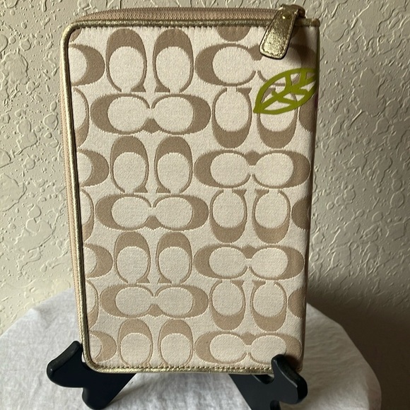 Coach: Floral Print Zip Reader Holder- Gold Tone - Picture 5 of 16